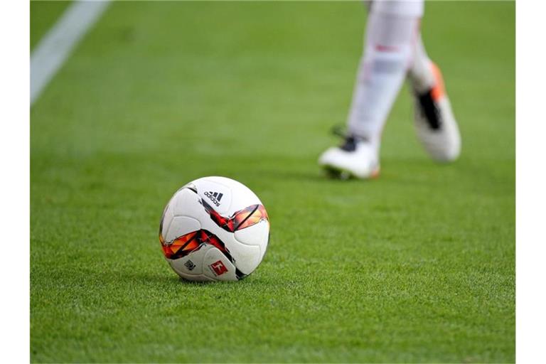 Ein Fußballspieler am Ball. Foto: Jan Woitas/Archivbild