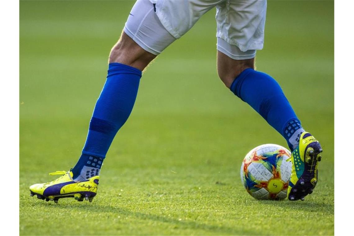 Ein Fußballspieler ist am Ball. Foto: Jens Büttner/dpa-Zentralbild/ZB/Symbolbild