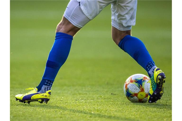 Ein Fußballspieler ist am Ball. Foto: Jens Büttner/dpa-Zentralbild/ZB/Symbolbild