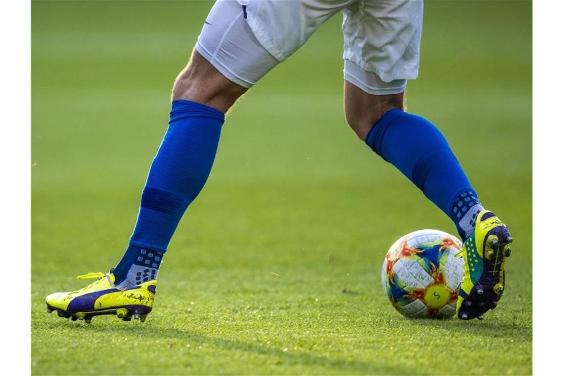 Pause für VfB-Profi Faghir nach unklarem Schnelltest Ein Fußballspieler ist am Ball. Foto: Jens Büttner/dpa-Zentralbild/ZB/Symbolbild