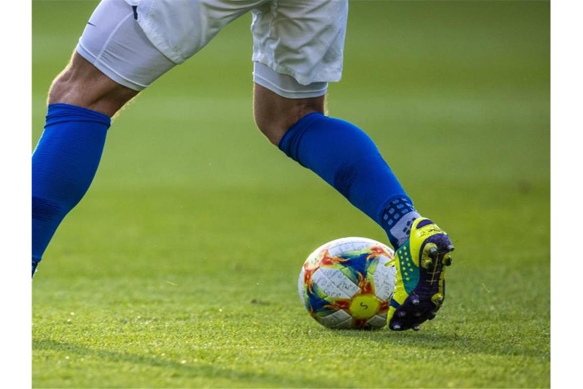 Ein Fußballspieler kickt den Ball. Foto: Jens Büttner/dpa-Zentralbild/ZB/Symbolbild