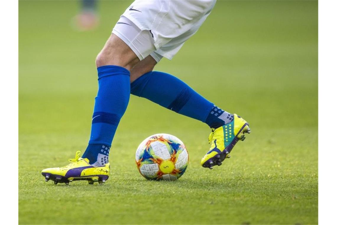 Ein Fußballspieler spielt den Ball. Foto: Jens Büttner/dpa-Zentralbild/ZB/Symbolbild