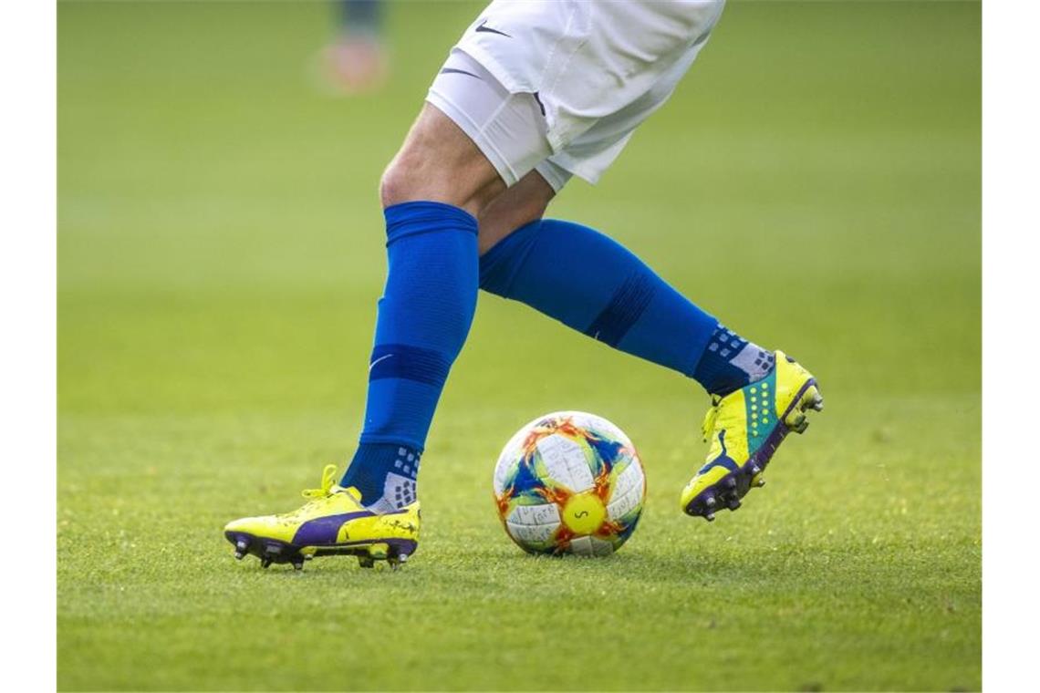 SV Sandhausen nimmt Training in Kleingruppen wieder auf Ein Fußballspieler spielt den Ball. Foto: Jens Büttner/dpa-Zentralbild/ZB/Symbolbild