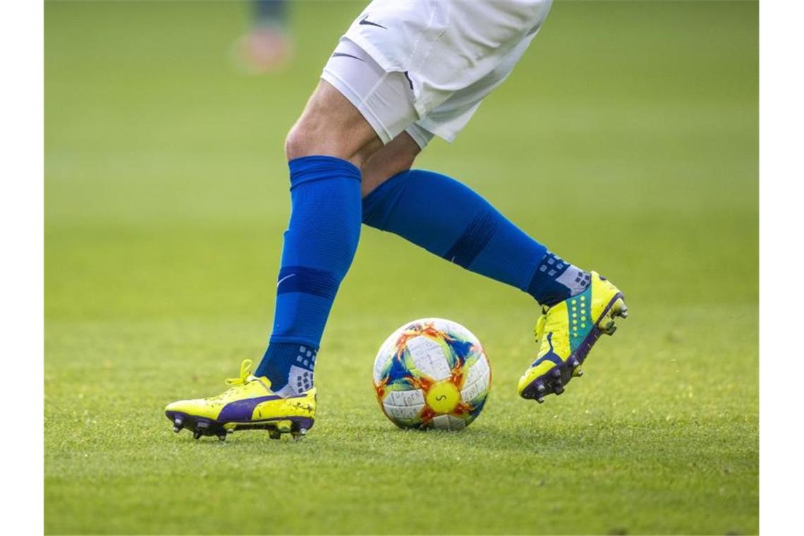 Dreierpack von Martinovic: Waldhof mit 3:3 gegen Osnabrück Ein Fußballspieler spielt den Ball. Foto: Jens Büttner/dpa-Zentralbild/ZB/Symbolbild