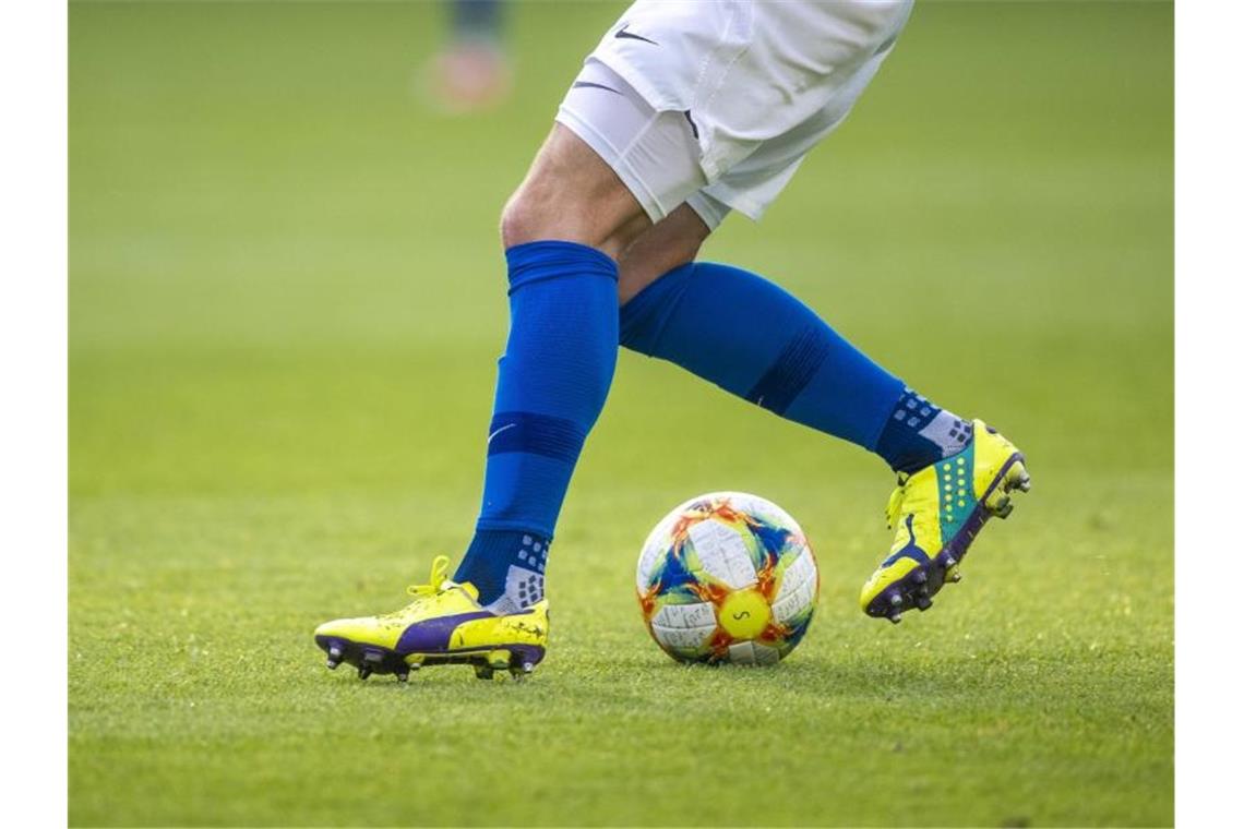 Sandhausen will ersten Heimsieg Ein Fußballspieler spielt den Ball. Foto: Jens Büttner/dpa-Zentralbild/ZB/Symbolbild