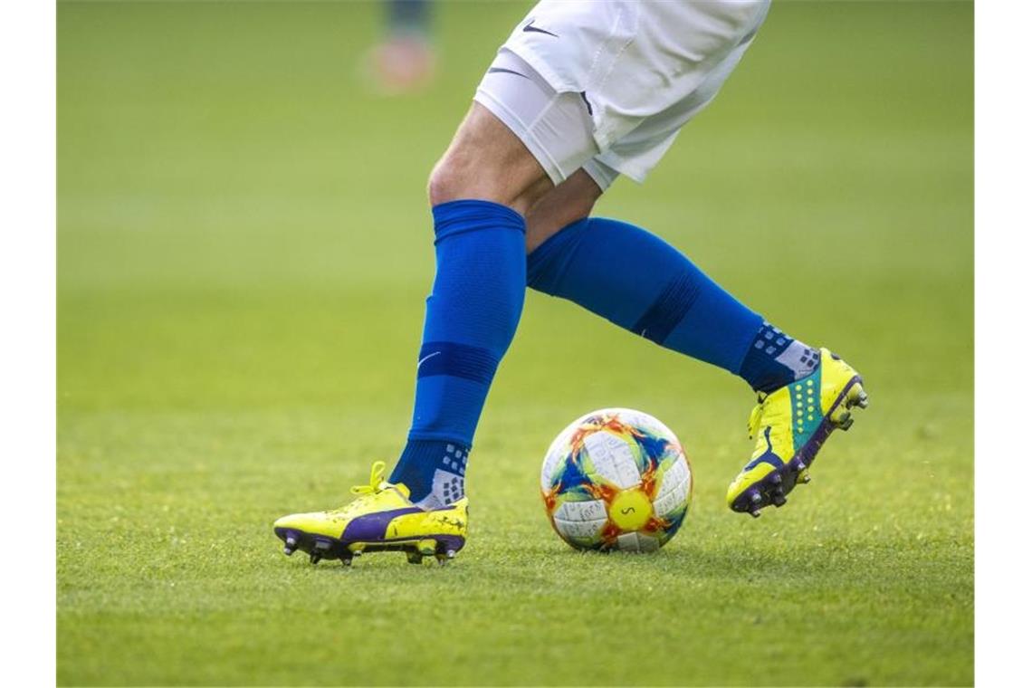 Ein Fußballspieler spielt den Ball. Foto: Jens Büttner/dpa-Zentralbild/ZB/Symbolbild