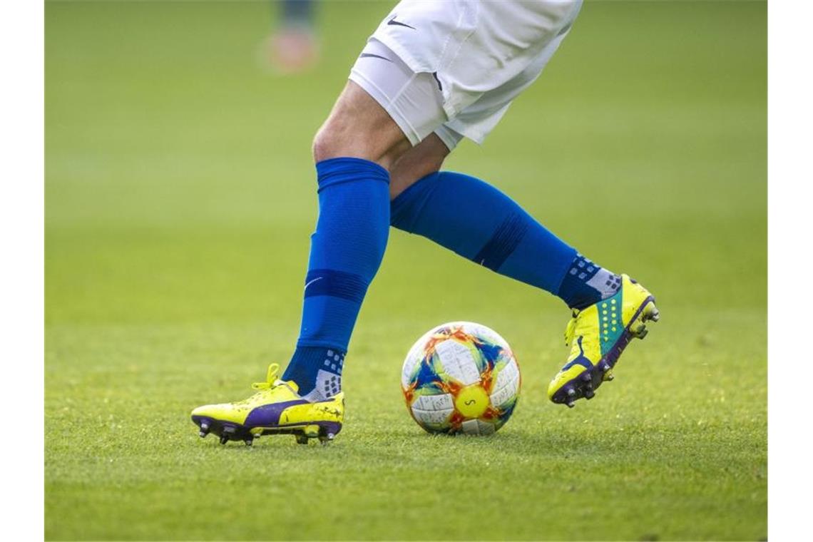 Ein Fußballspieler spielt den Ball. Foto: Jens Büttner/dpa-Zentralbild/ZB/Symbolbild