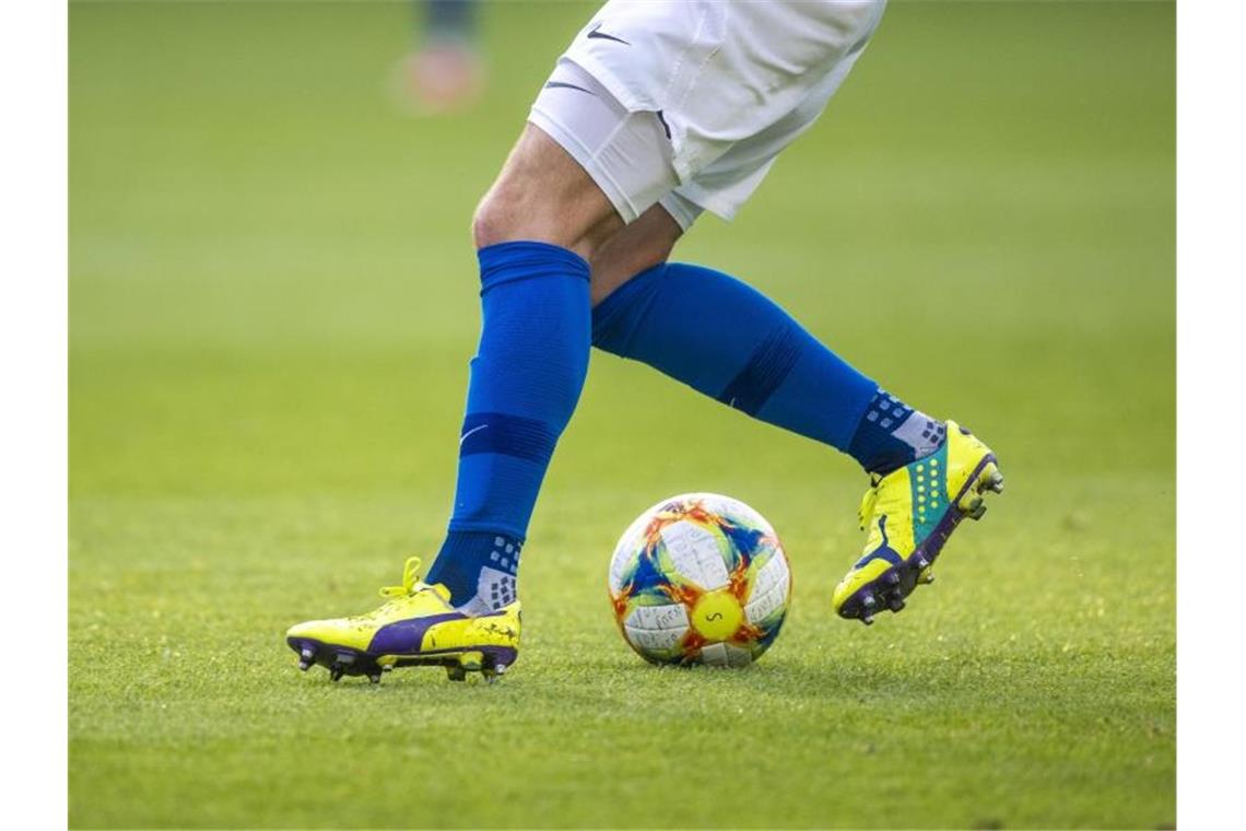 VfB Stuttgart: Sportbekleidungshersteller Jako als Investor Ein Fußballspieler spielt den Ball. Foto: Jens Büttner/dpa-Zentralbild/ZB/Symbolbild