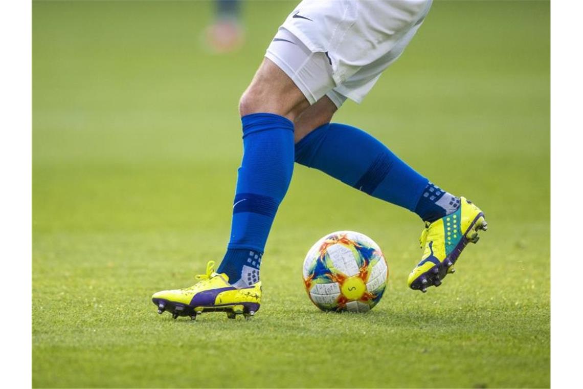 Freiburgs Grifo hofft auf WM-Teilnahme mit Italien Ein Fußballspieler spielt den Ball. Foto: Jens Büttner/dpa-Zentralbild/ZB/Symbolbild