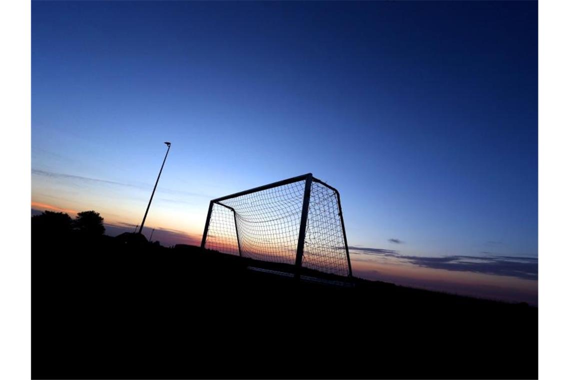 Fußball-Regionalliga Südwest nimmt Spielbetrieb wieder auf Ein Fußballtor hebt sich auf dem Sportplatz vor dem wolkenlosem Himmel ab. Foto: Karl-Josef Hildenbrand/dpa