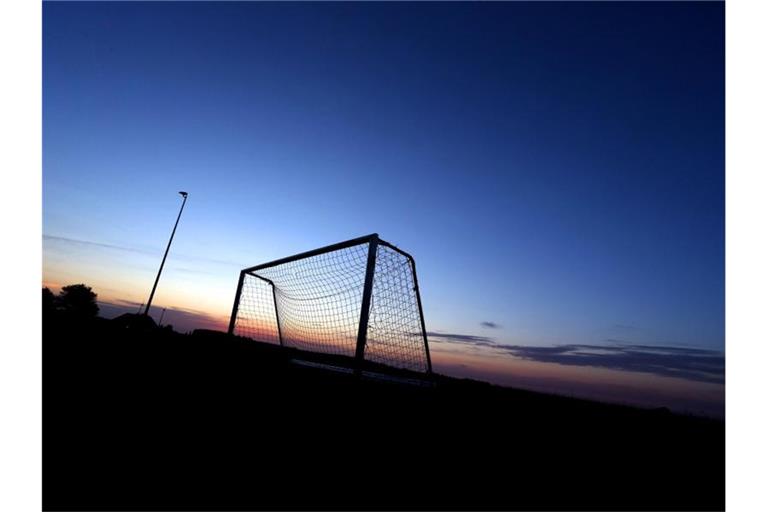 Ein Fußballtor hebt sich vom Himmel ab. Foto: Karl-Josef Hildenbrand/dpa/Symbolbild