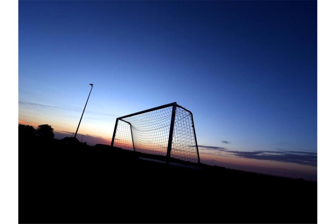 Ein Fußballtor hebt sich vor dem wolkenlosen Himmel ab. Foto: Karl-Josef Hildenbrand/dpa/Symbolbild
