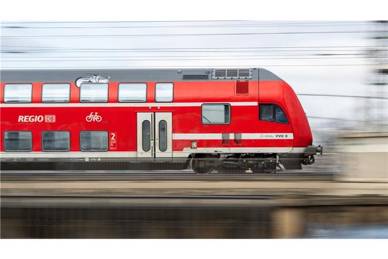Ein Fußgänger, der die Bahnschienen überquerte, zwang einen Regionalexpress des Kreises Karlsruhe, mitten auf der Strecke plötzlich anzuhalten (Symbolfoto).