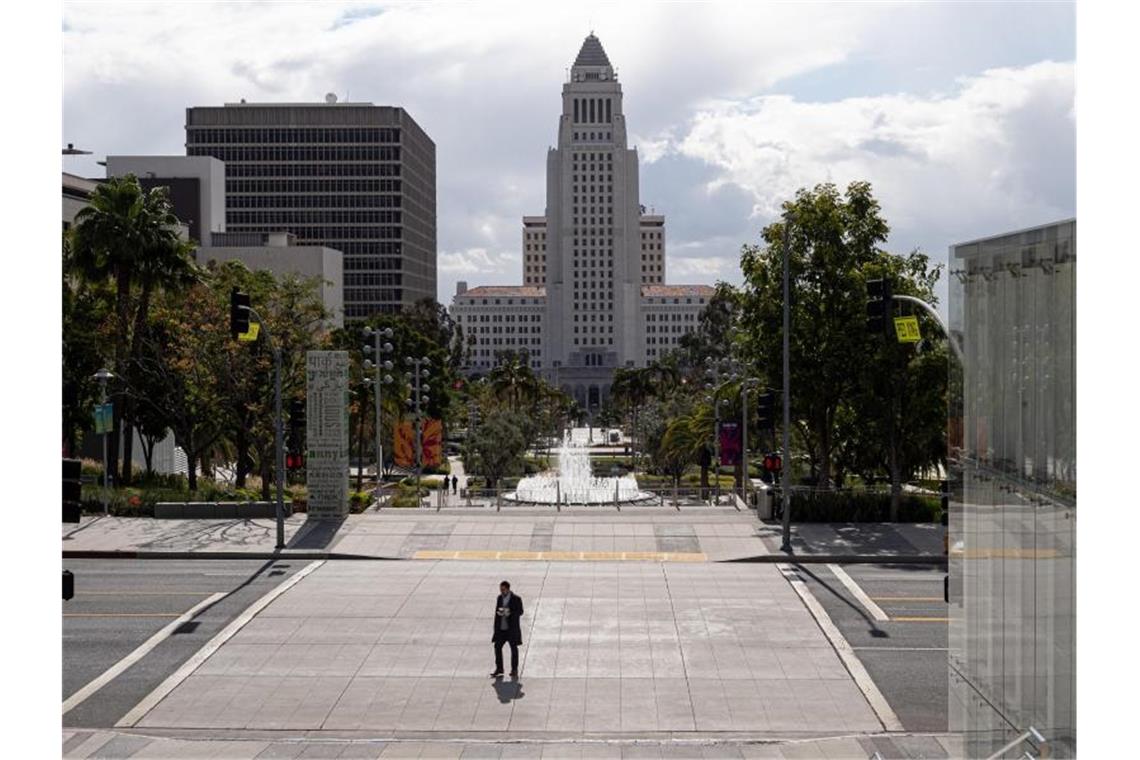 Ein Fußgänger überquert Grand Avenue in Los Angeles. Nun ist in Kalifornien eine Ausgangssperre für die gesamte Bevölkerung verhängt worden. Foto: David Crane/Orange County Register via ZUMA/dpa