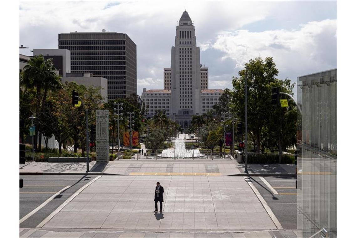 Kalifornischer Gouverneur verhängt Ausgangssperre Ein Fußgänger überquert Grand Avenue in Los Angeles. Nun ist in Kalifornien eine Ausgangssperre für die gesamte Bevölkerung verhängt worden. Foto: David Crane/Orange County Register via ZUMA/dpa