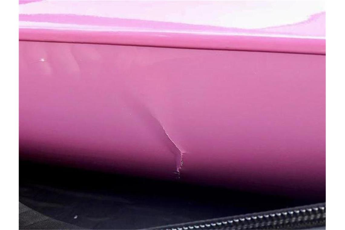 Ein Gabelstapler hat das pinke Viererkajak schwer beschädigt. Foto: ---/Agentur Sender und Empfänger/dpa