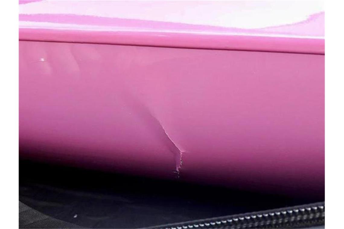 Totalschaden am deutschen Paradeboot K4 - Rauhe: „Supergau“ Ein Gabelstapler hat das pinke Viererkajak schwer beschädigt. Foto: ---/Agentur Sender und Empfänger/dpa