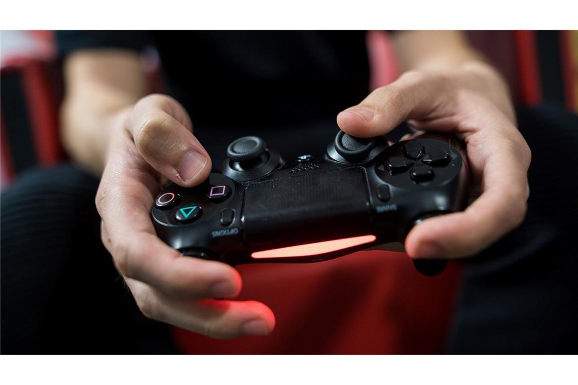 30 Jahre Playstation - Vom Rache-Projekt zum Erfolgsschlager Ein Gamer spielt mit einer Playstation 4.