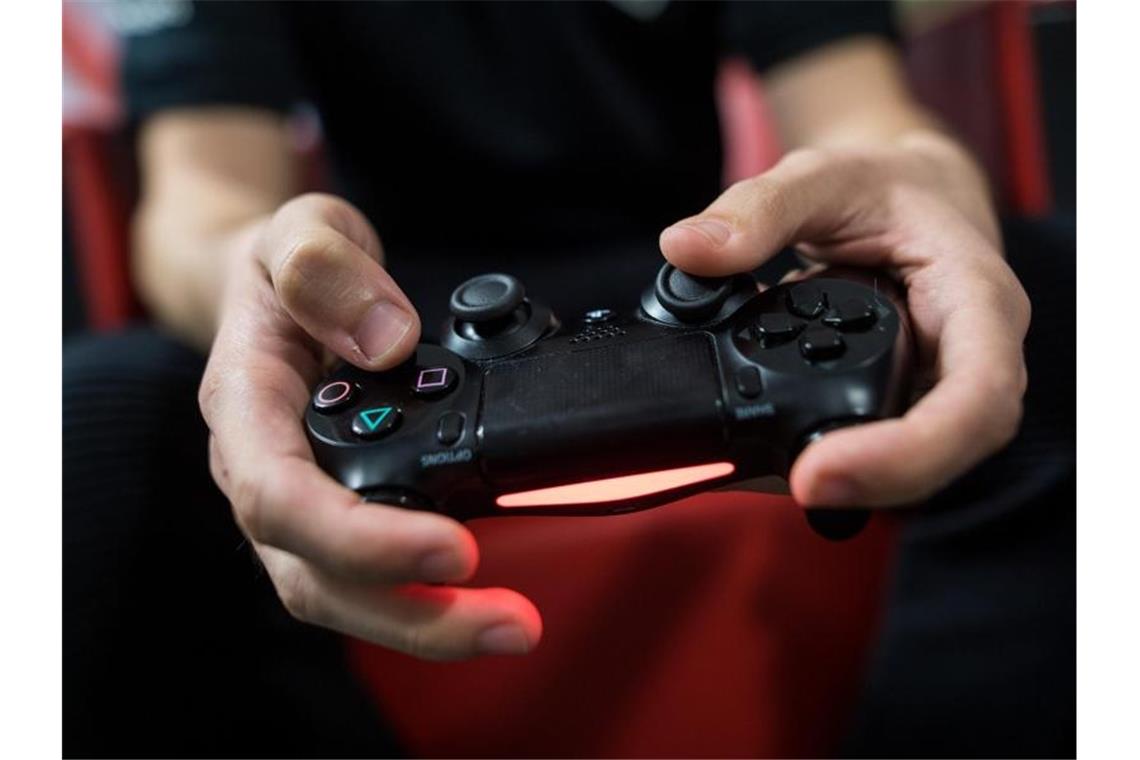 Kommt der Boom bei Videospielen in der deutschen Branche an? Ein Gamer spielt mit einer PlayStation 4. Foto: Sebastian Gollnow/dpa