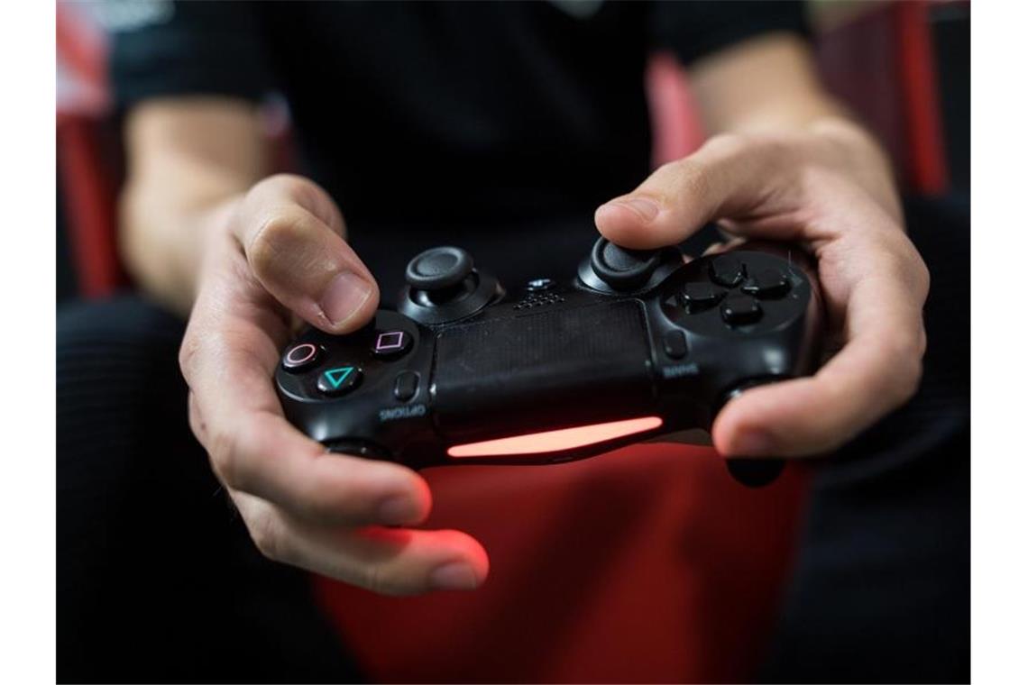 Ein Gamer spielt mit einer PlayStation 4. Foto: Sebastian Gollnow/dpa