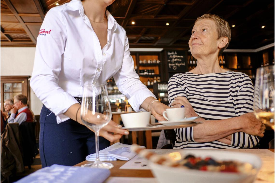 Ein Gast findet das Essen lecker, ärgert sich aber über die Wartezeit und vergibt nur einen Stern – ist das gerechtfertigt?