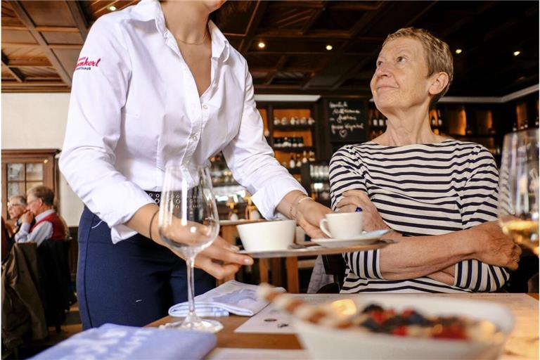 Ein Gast findet das Essen lecker, ärgert sich aber über die Wartezeit und vergibt nur einen Stern – ist das gerechtfertigt?