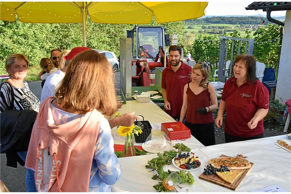 Ein Gaumenschmaus: Ilona Föll (rechts) und ihr Team empfingen die Wanderinnen un...