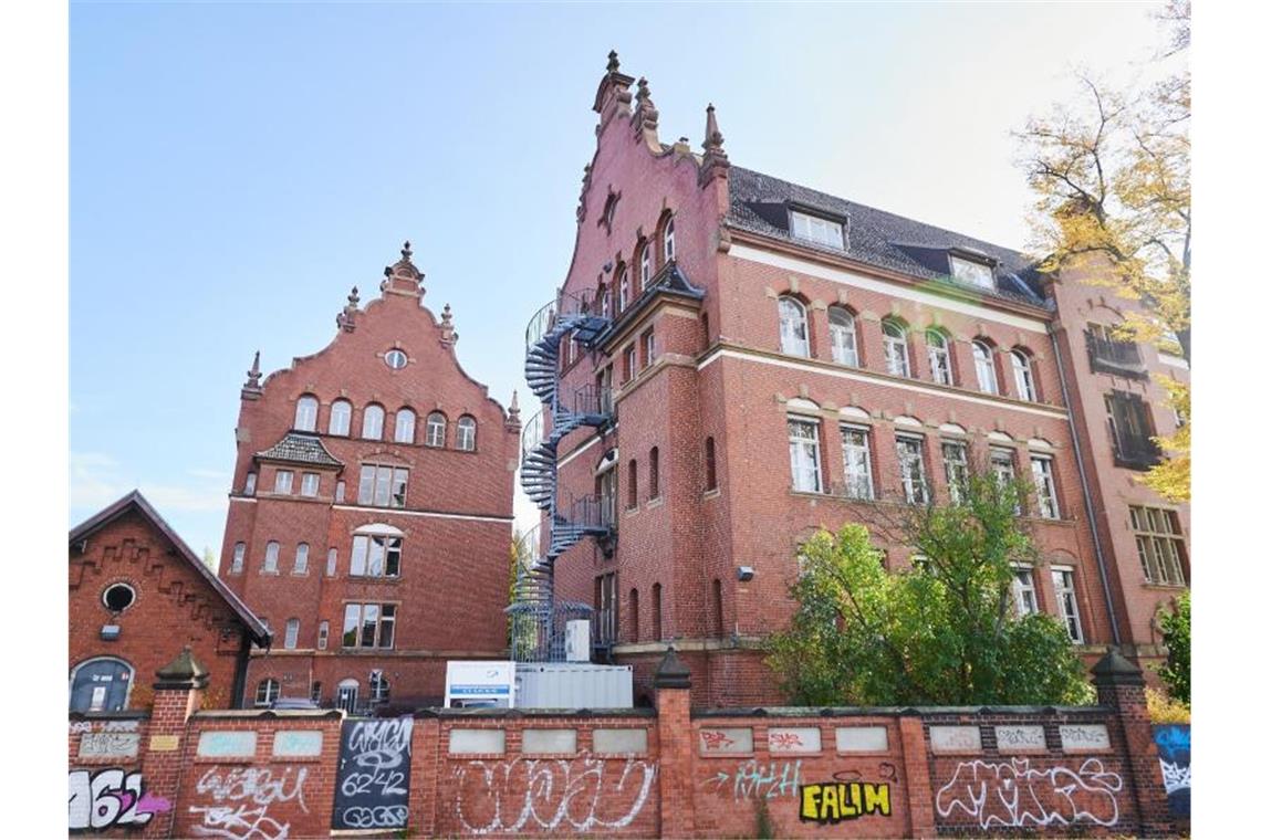 Ein Gebäude des Robert Koch-Institutes in der General-Pape-Straße, das laut Polizei am Wochenende mit Flaschen und Brandsätzen beworfen wurde. Foto: Annette Riedl/dpa