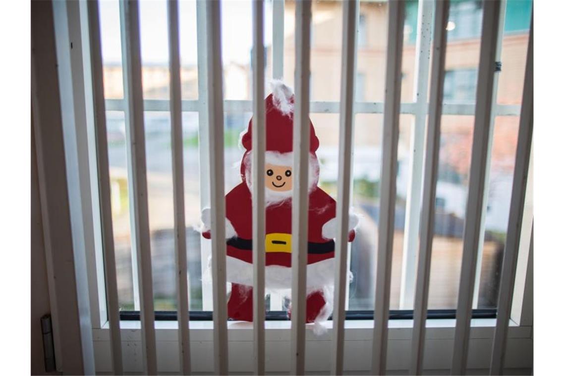 Weihnachten unterm Baum: Weihnachtsamnestie für Häftlinge