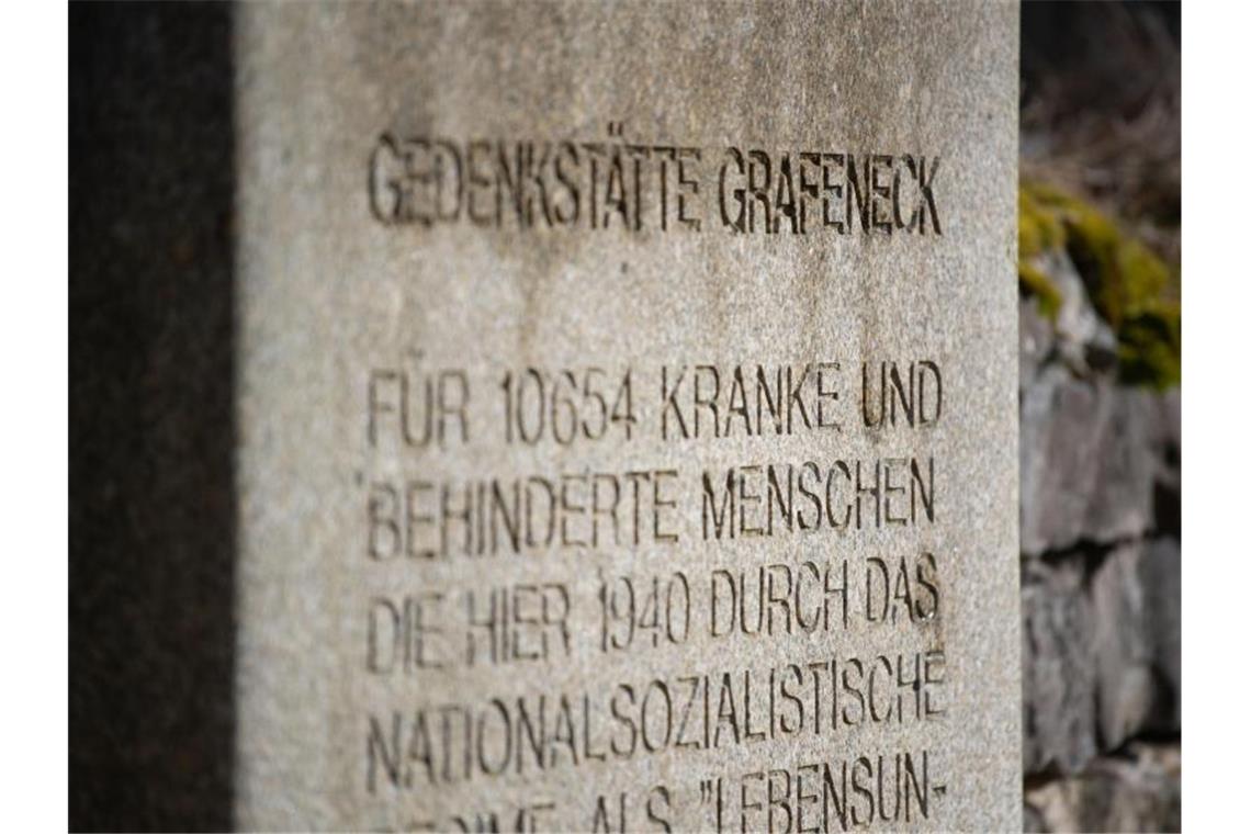 Landtag gedenkt der Opfer des Nationalsozialismus Ein Gedenkstein weist auf die Gedenkstätte Grafeneck hin. Foto: Marijan Murat/dpa