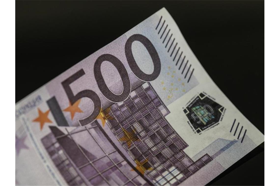 Ein gefälschter 500-Euro-Schein. Foto: Boris Roessler/dpa