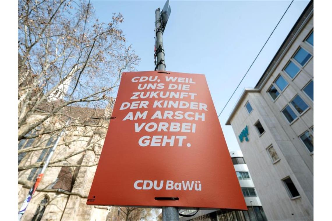 Ein gefälschtes Wahlplakat mit der Aufschrift „CDU, weil uns die Zukunft der Kinder am Arsch vorbei geht. CDU-BaWü“ hängt an einem Mast in der Innenstadt. Foto: Marijan Murat/dpa