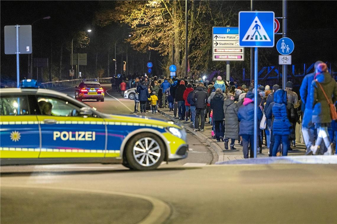 Ein Gegenpol zu den „Spaziergängen“ soll der Appell für mehr Solidarität und Miteinander sein. So werden auch all jene Bürger sichtbar, die die Coronamaßnahmen mittragen, auch wenn sie nicht auf die Straße gehen. Foto: A. Becher