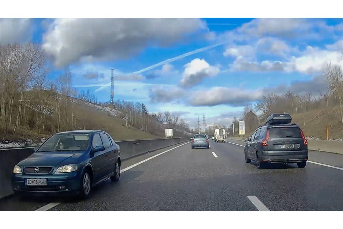 Ein Geisterfahrer (links) fährt am 4. Februar 2023 auf der A8 kurz hinter dem Voralpenkreuz.