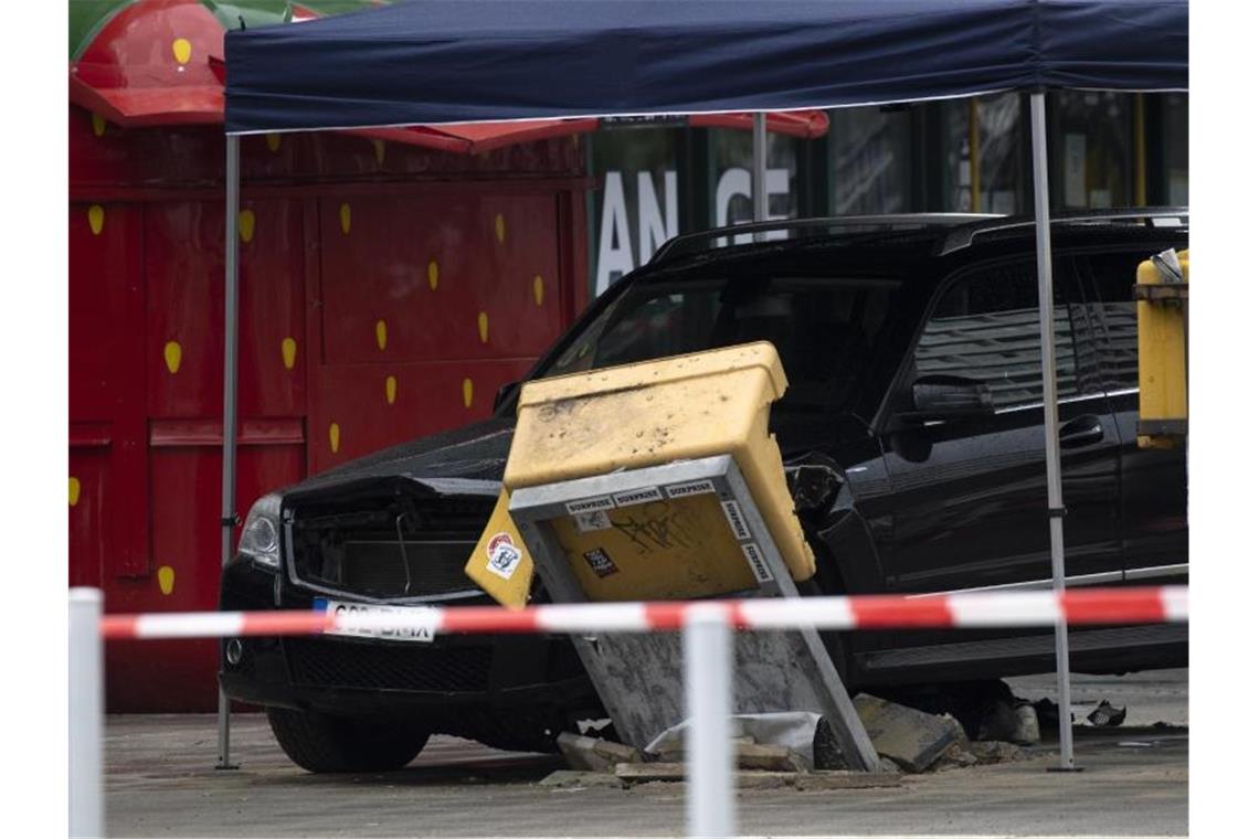 Ein Geländewagen ist in eine Menschengruppe gefahren. Foto: Paul Zinken/dpa-Zentralbild/dpa