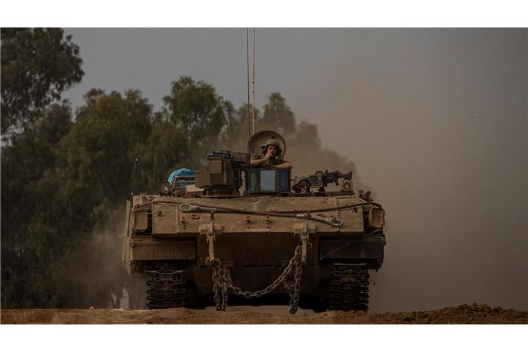 Ein gepanzerter Mannschaftstransportwagen der israelischen Armee: Felix Klein "möchte sehr dafür plädieren, dass weiter Waffen geliefert werden an Israel".