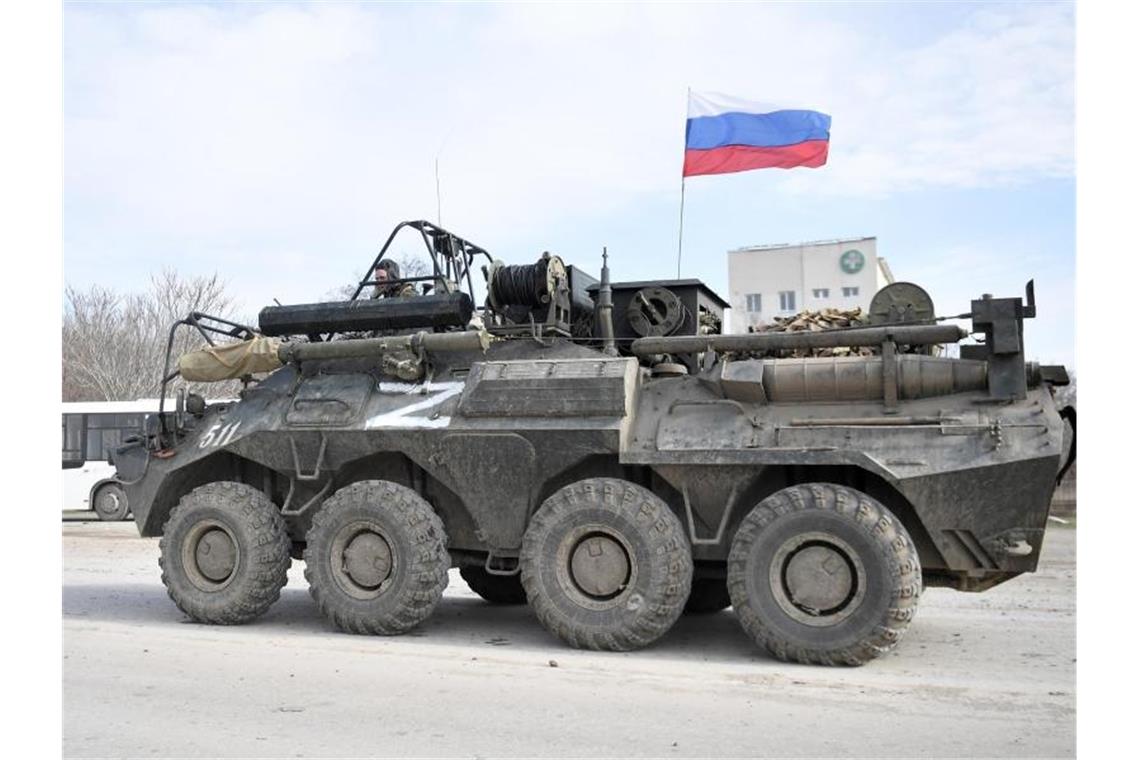 Selenskyj ordnet allgemeine Mobilmachung in Ukraine an Ein gepanzertes Fahrzeug mit russischer Fahne auf der Krim. Foto: Konstantin Mihalchevskiy/Sputnik/dpa