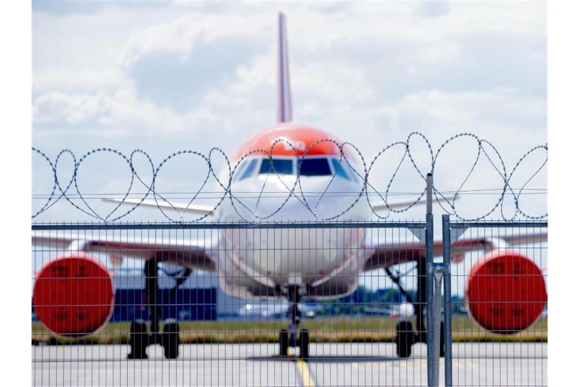 Ein geparktes Flugzeug mit abgehängten Triebwerken steht nahe der Baustelle des Vorfelds E2 auf dem Hauptstadtflughafen Berlin Brandenburg „Willy Brandt“ (BER). Foto: Christoph Soeder/dpa