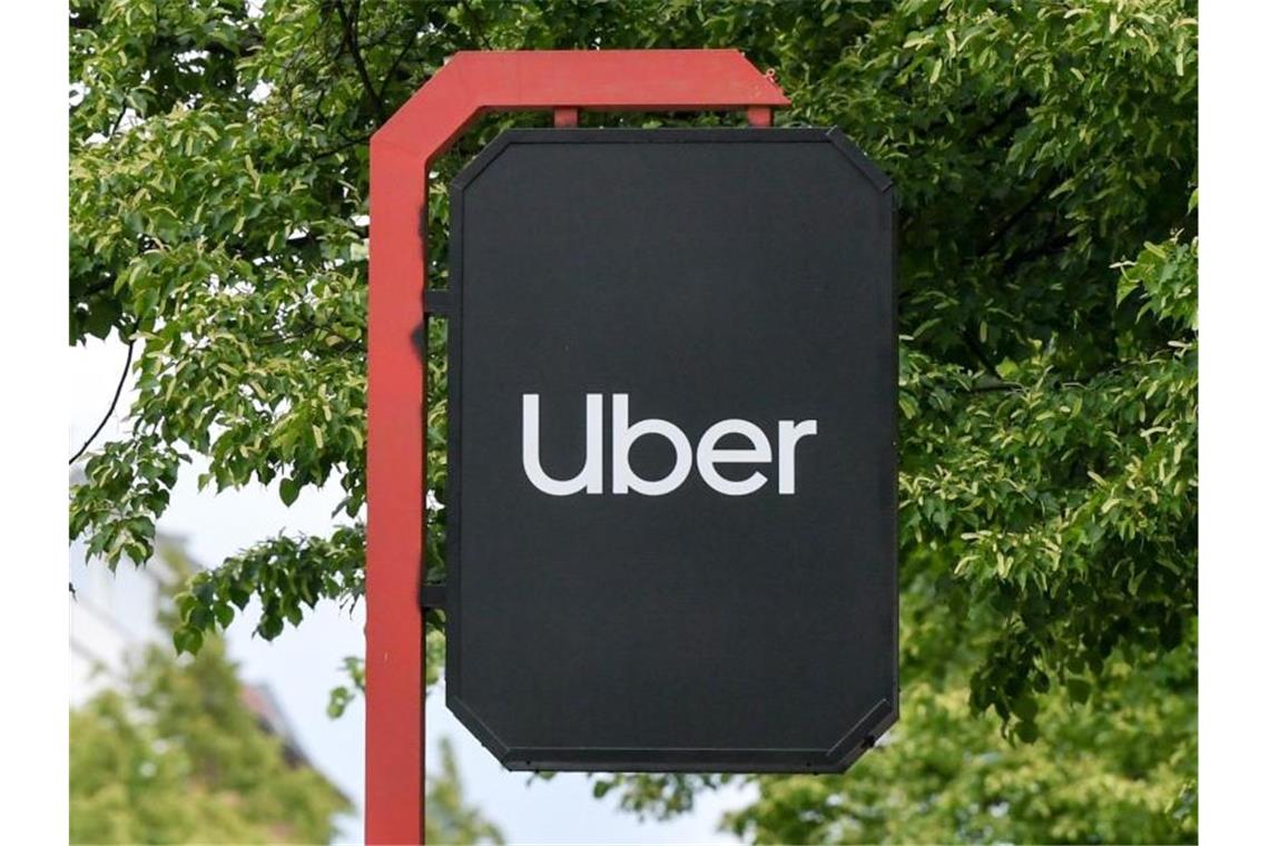 Ein Gericht hat es Uber untersagt, seine Fahrdienste nach dem bisherigen Verfahren zu vermitteln. Foto: Jens Kalaene/zb/dpa