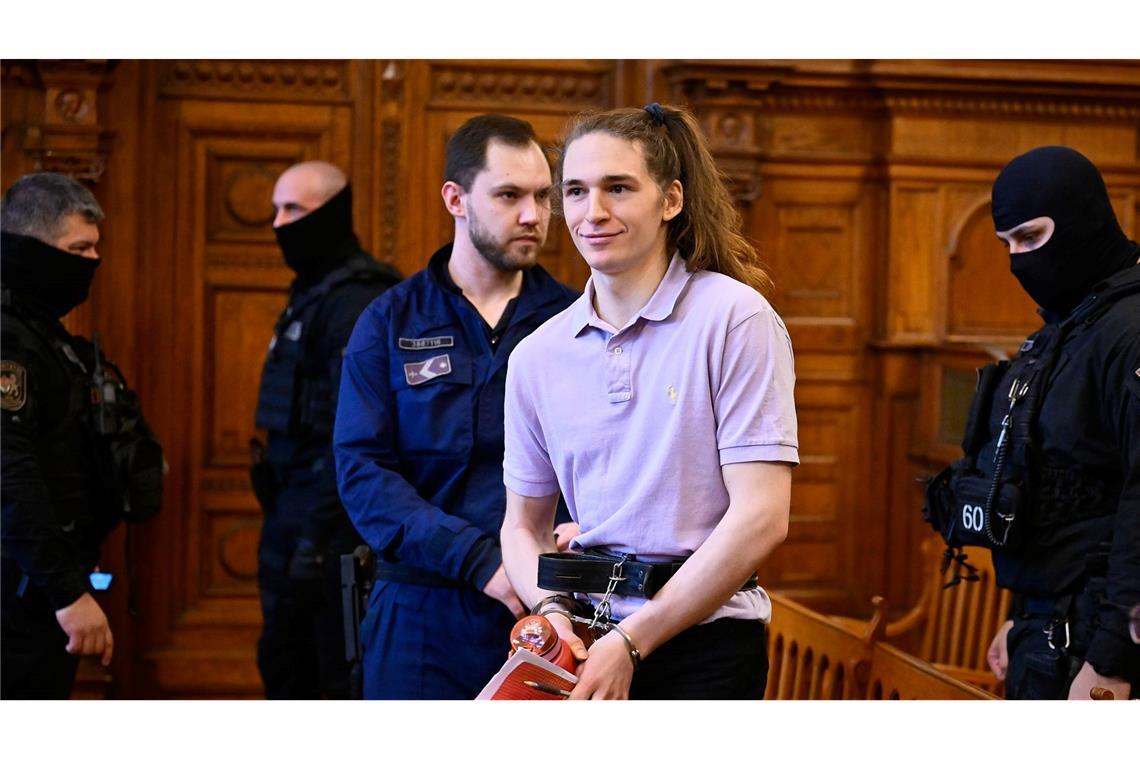 Ein Gericht in Budapest verurteilte die deutsche non-binäre Person Maja T. (2.v.r.) zu acht Jahren Gefängnis.