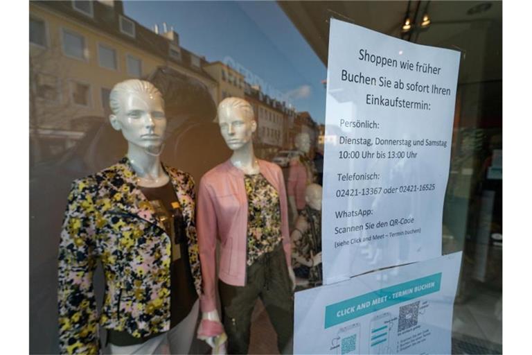 Ein Geschäft in der Fußgängerzone von Düren in NRW bietet Shoppingtermine an. Foto: Henning Kaiser/dpa