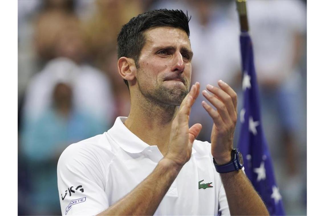 Ein geschlagener Novak Djokovic konnte die Tränen nicht zurückhalten. Foto: John Minchillo/AP/dpa