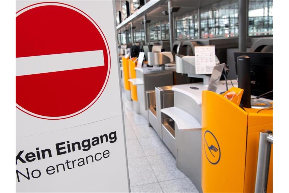 Ein geschlossener Lufthansa-Schalter am Flughafen München. Foto: Sven Hoppe/dpa/Archiv
