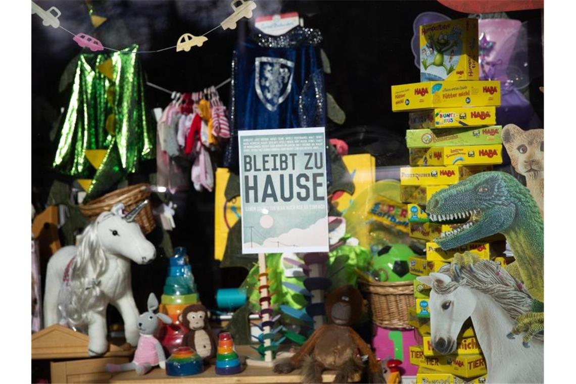 Spielzeugbranche trotz Ostergeschäft in der Krise Ein geschlossener Spielwarenladen in Hamburg. Foto: Christian Charisius/dpa