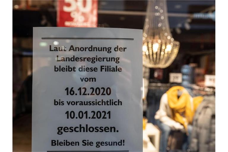 Ein geschlossenes Bekleidungsgeschäft in der Dortmunder Innenstadt. Die Länder können ab sofort mit der Auszahlung der Dezemberhilfen beginnen. Foto: Bernd Thissen/dpa