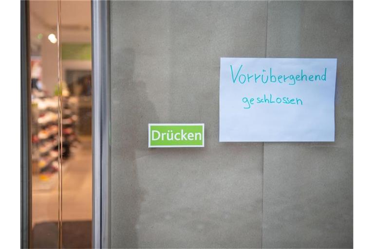 Ein geschlossenes Geschäft in der Dortmunder Fußgängerzone. Foto: Bernd Thissen/dpa