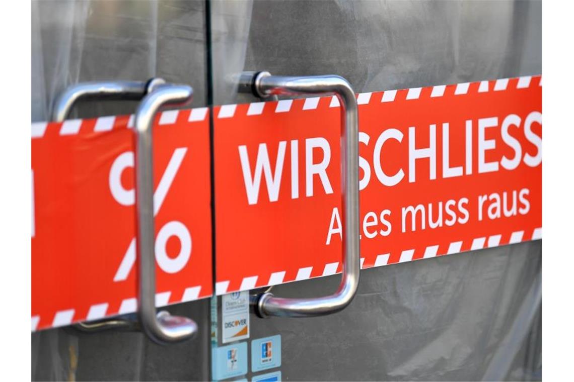 Mehr Firmenpleiten erwartet: „Alles hängt von Pandemie ab“ Ein geschlossenes Geschäft in Erfurt. Foto: Martin Schutt/dpa-Zentralbild/dpa