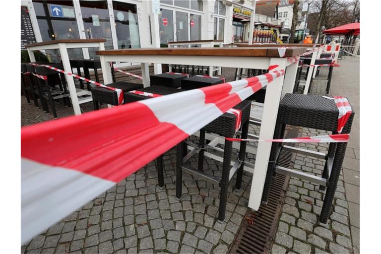 Ein geschlossenes Lokal in Warnemünde. Foto: Bernd Wüstneck/dpa-Zentralbild/dpa