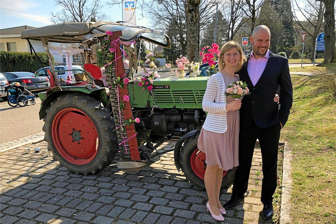 Ein geschmückter Schlepper und strahlende Gesichter beim Brautpaar Chris und Esther Rau: In Zeiten von Corona finden standesamtliche Trauungen zwar oft anders statt als ursprünglich geplant. Schön lässt sich der Hochzeitstag aber dennoch gestalten. Foto: privat