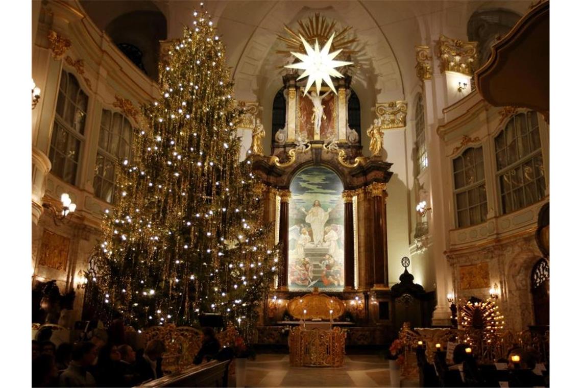 Ein geschmückter Tannenbaum steht bei einer Krippenandacht in der Hauptkirche St. Michaelis in Hamburg. Foto: Malte Christians/dpa/Archivbild
